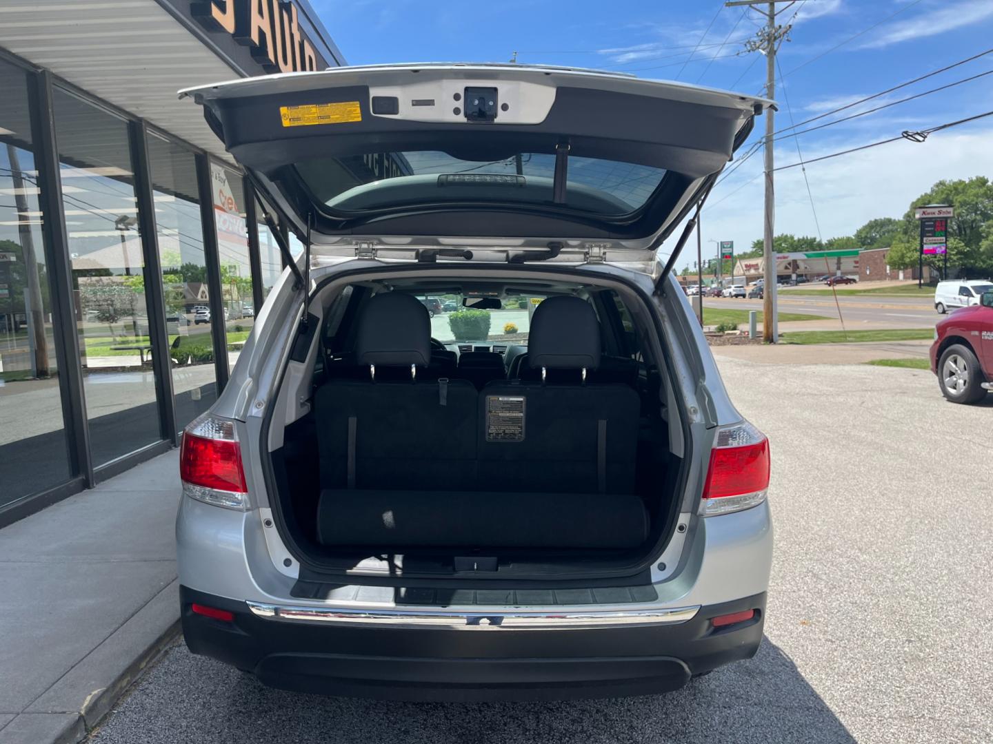 2011 Classic Silver Metallic Toyota Highlander Base 2WD V6 (5TDZK3EH5BS) with an 3.5L V6 DOHC 24V engine, 5-Speed Automatic transmission, located at 1633 W Kimberly, Davenport, IA, 52806, (563) 323-5341, 41.559456, -90.598732 - Photo#5